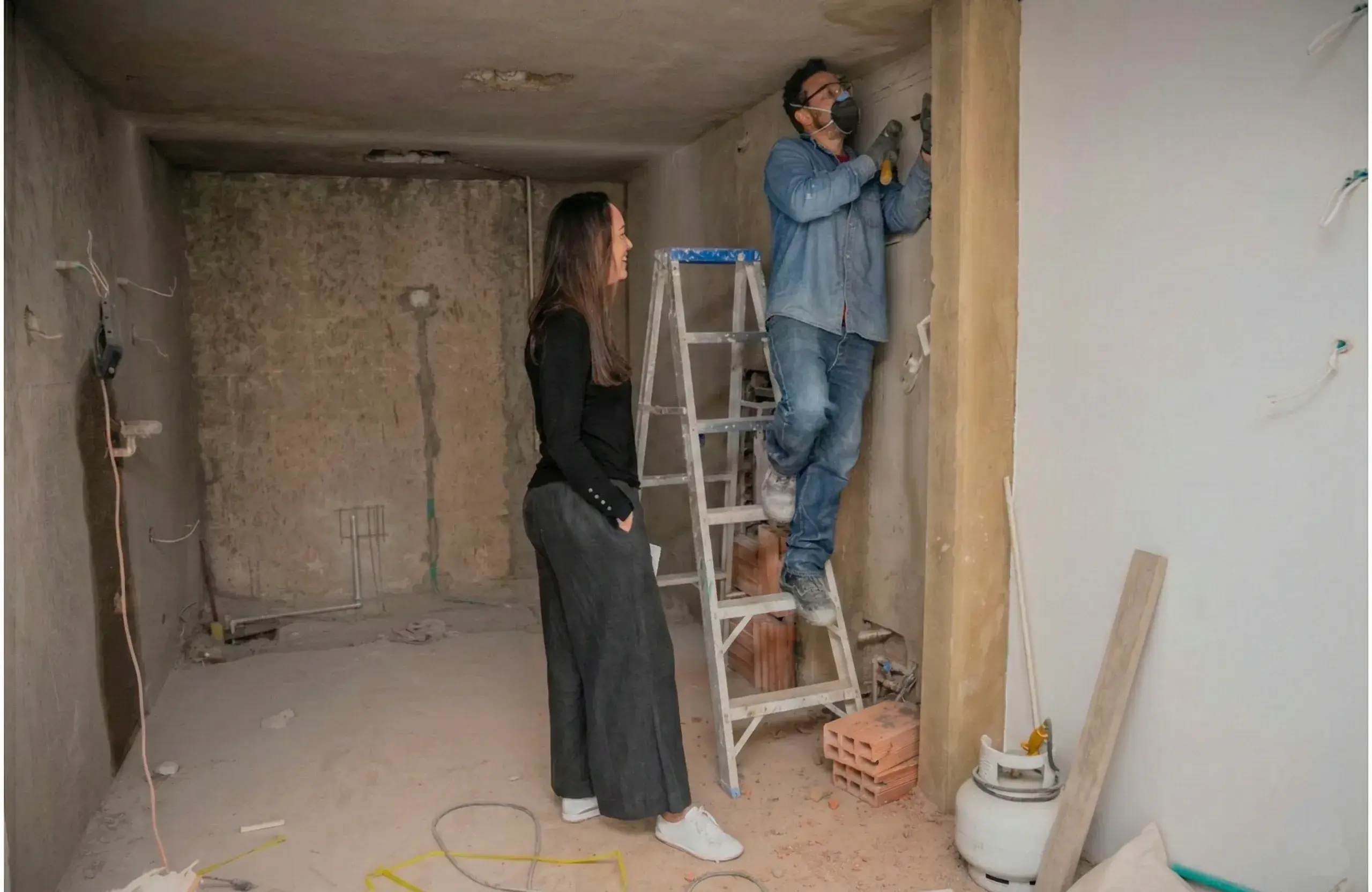 Tecnico al lavoro durante la supervisione di una ristrutturazione